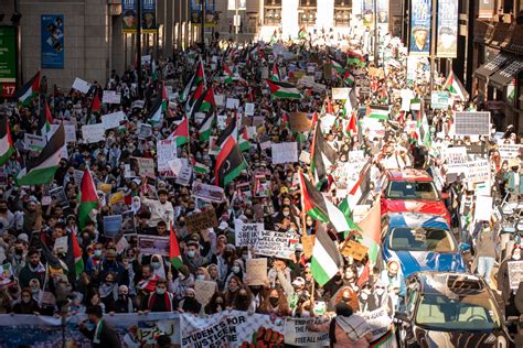 Nearly a thousand people rally in downtown to show support for Palestinians